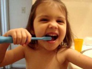 La higiene bucal durante la edad escolar puede prevenir enfermedades periodentales